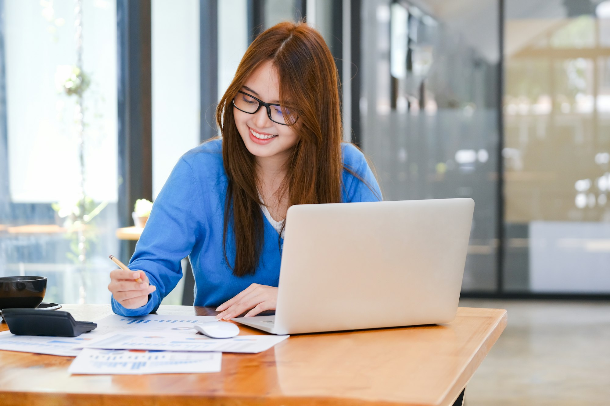 Businesswoman analyse investment marketing data.